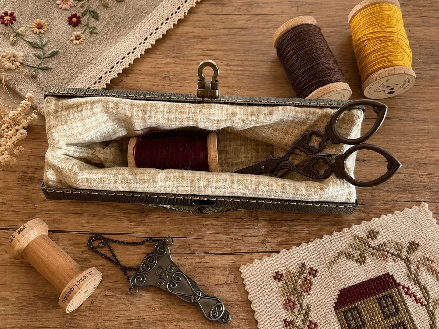 Kit materiales para realizar el estuche "el jardín del tulipán" - Imagen 4